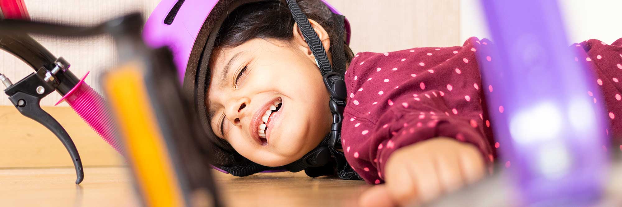 Glass blocks with one showing an internal fracture.